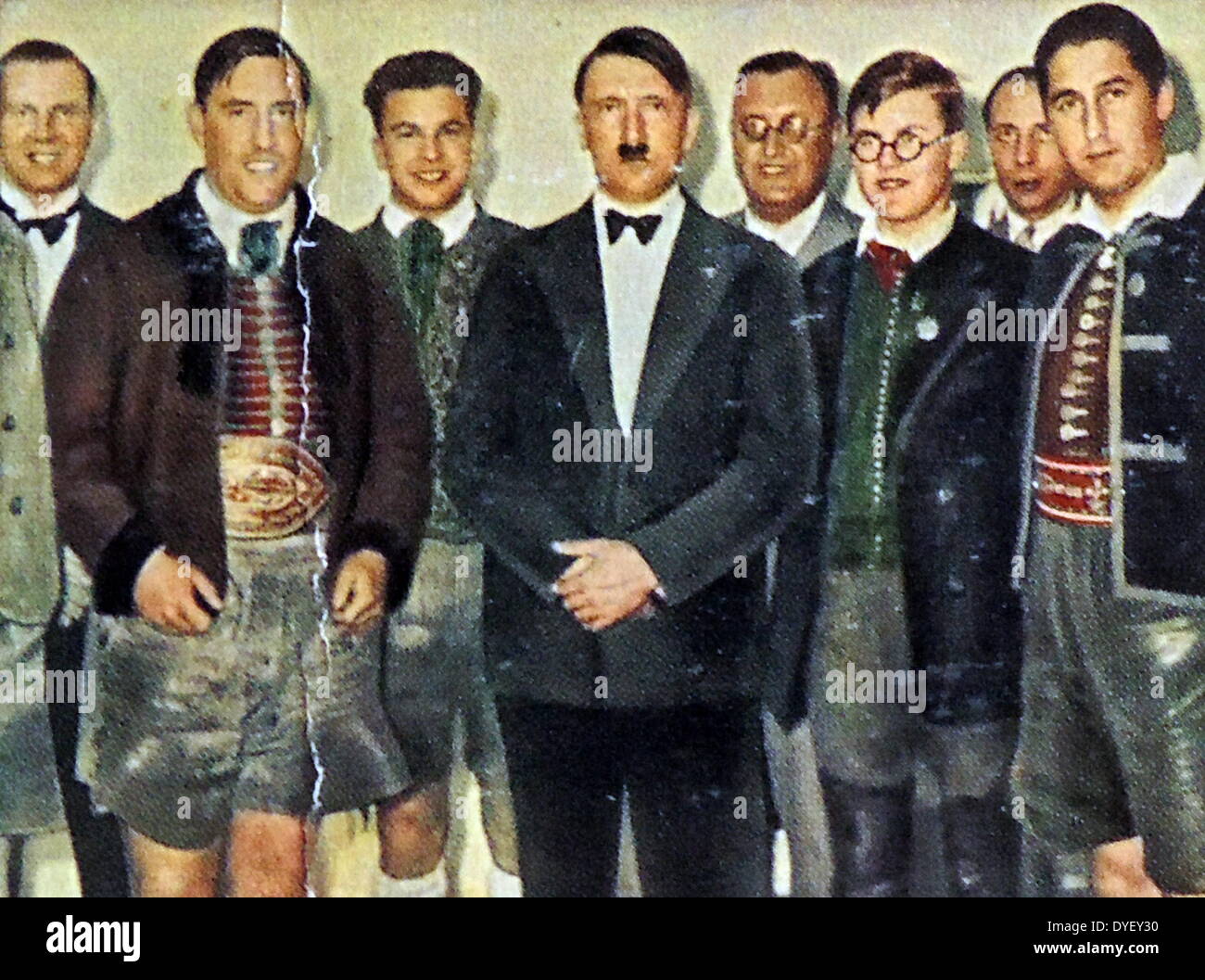 Hitler con il tradizionale gruppo bavarese circa 1934 Foto Stock