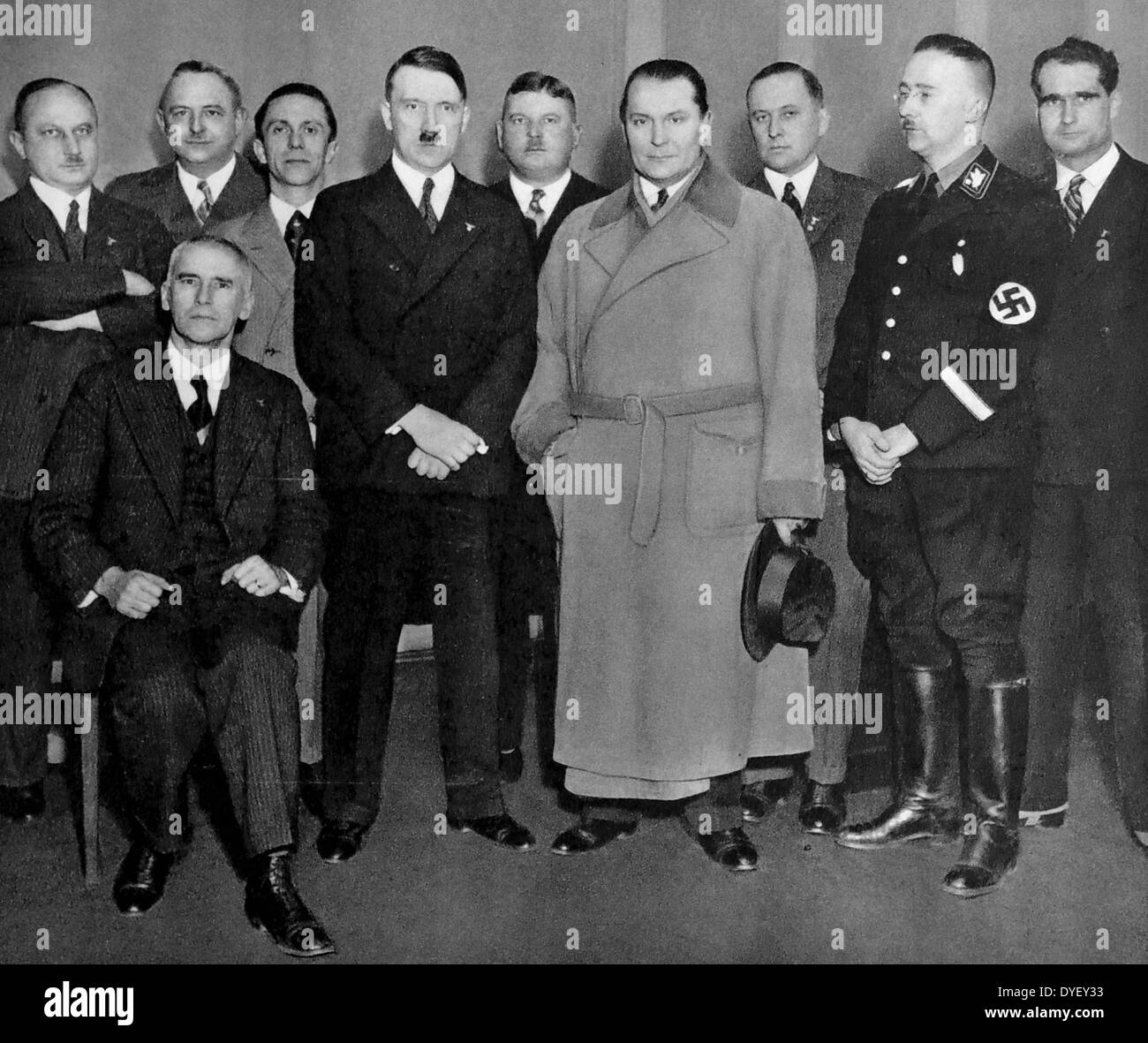Da sinistra a destra: leader nazista fotografato nel 1933; il Ministro della giustizia Erri, Josef Goebbels, Adolf Hitler, Ernst Roehm; Herman Goring, Ministro Darre, Heinrich Himmler capo delle SS, Vice Führer Rudolf Hess, Ministro Finace Frick Foto Stock