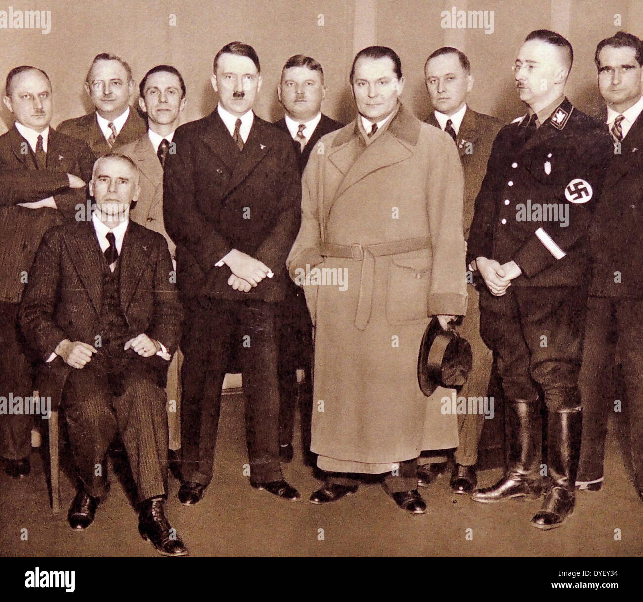 Da sinistra a destra: leader nazista fotografato nel 1933; il Ministro della giustizia Erri, Josef Goebbels, Adolf Hitler, Ernst Roehm; Herman Goring, Ministro Darre, Heinrich Himmler capo delle SS, Vice Führer Rudolf Hess, Ministro Finace Frick Foto Stock