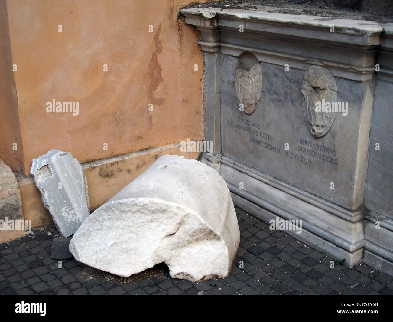 Dettaglio del Colosso di Costantino, una statua acrolithic che una volta occupato la Basilica di Massenzio in Roma. Porzioni di questa statua colossale (una testa, braccio, del ginocchio e della mano.) dell'Imperatore Costantino risiedono ora nel Palazzo dei Conservatori. Scolpito in marmo bianco. Circa 312-315 d.c. Foto Stock