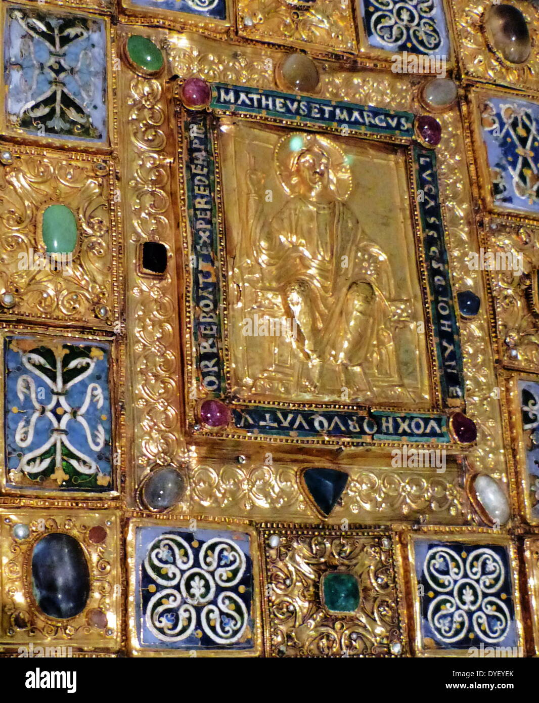 Bejewelled religiosi placca con immagine in rilievo e la scritta in latino. Foto Stock
