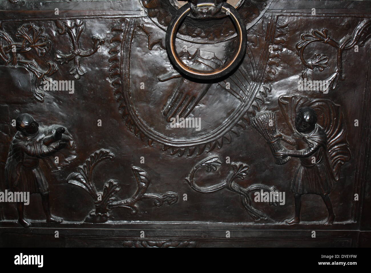 Dettaglio da porte in bronzo con scene del Vecchio e del Nuovo Testamento in rilievo. Fatta al fine di san Bernward e impostare da lui nel 1015 alla Chiesa di St. Michael, Hildesheim. Essi sono stati nel frattempo alla cattedrale dal suo successore. Questo pannello mostra il sacrificio di Abele e Caino. Foto Stock