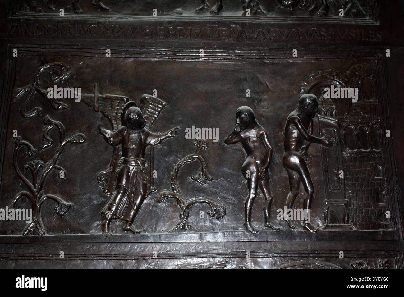 Dettaglio da porte in bronzo con scene del Vecchio e del Nuovo Testamento in rilievo. Fatta al fine di san Bernward e impostare da lui nel 1015 alla Chiesa di St. Michael, Hildesheim. Essi sono stati nel frattempo alla cattedrale dal suo successore. Foto Stock