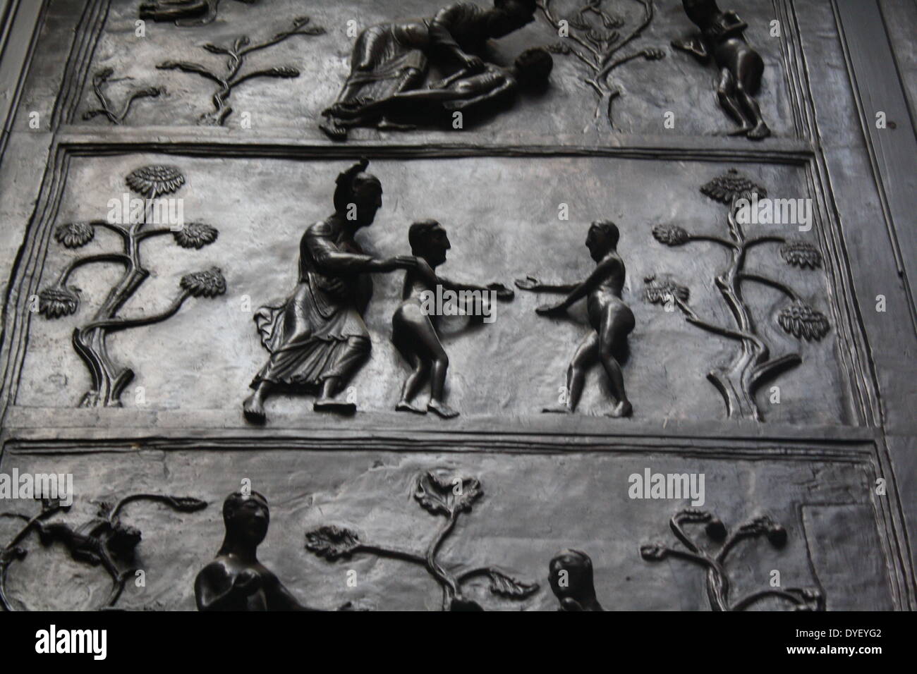 Dettaglio da porte in bronzo con scene del Vecchio e del Nuovo Testamento in rilievo. Fatta al fine di san Bernward e impostare da lui nel 1015 alla Chiesa di St. Michael, Hildesheim. Essi sono stati nel frattempo alla cattedrale dal suo successore. Questo pannello mostra la caduta. Foto Stock