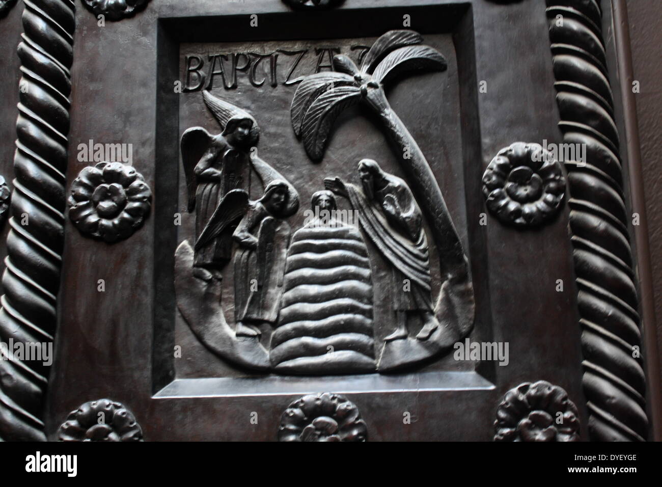 Dettaglio da porte in bronzo con scene del Vecchio e del Nuovo Testamento in rilievo. Fatta al fine di san Bernward e impostare da lui nel 1015 alla Chiesa di St. Michael, Hildesheim. Essi sono stati nel frattempo alla cattedrale dal suo successore. Foto Stock