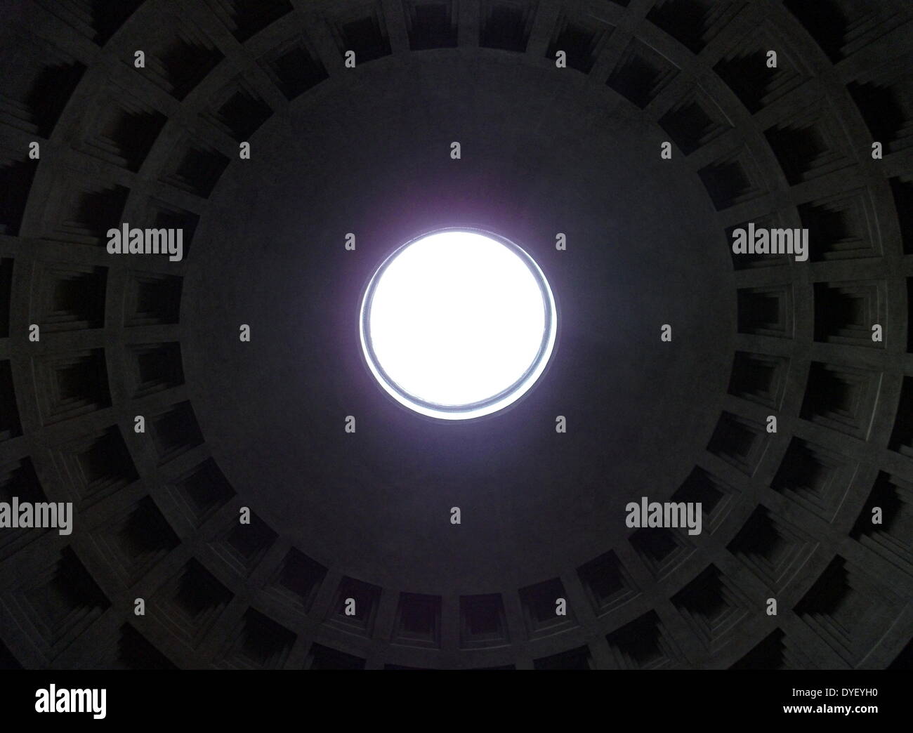Dettaglio interno dal Pantheon a Roma. Ora una chiesa cattolica, ma era originariamente un tempio per gli antichi dèi di Roma. Commissionato da Marco Agrippa e ricostruita dall'Imperatore Adriano nel 126 d.c. Uno dei meglio conservati edifici romani. Foto Stock