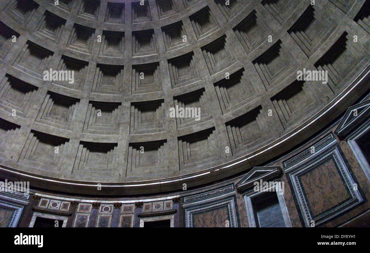 Dettaglio interno dal Pantheon a Roma. Ora una chiesa cattolica, ma era originariamente un tempio per gli antichi dèi di Roma. Commissionato da Marco Agrippa e ricostruita dall'Imperatore Adriano nel 126 d.c. Uno dei meglio conservati edifici romani. Foto Stock