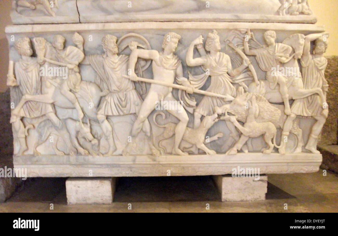 Sarcofago romano con scene al cinghiale Calidonio Hunt. Realizzato da Proconnesian marmo. Il coperchio è dotato di un incompiuto coppia reclinabili. Presso il Museo Capitolino. Circa 1a-3rd secolo D.C. Foto Stock
