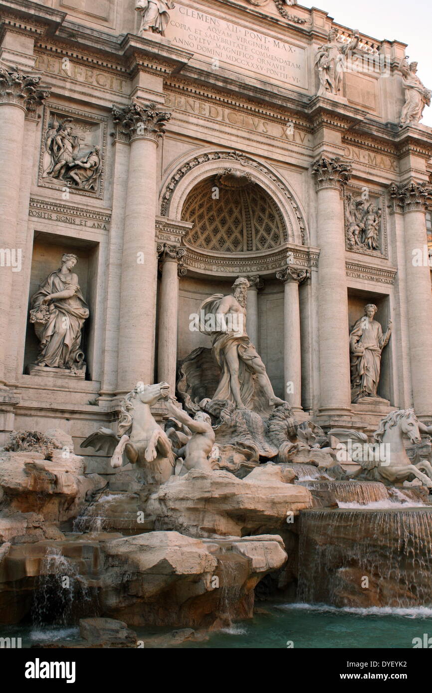 La fontana di Trevi si trova a Roma, in Italia. Realizzato tra 1732-1762 annuncio. Progettato da Nicola Salvi e completato da Giuseppe Pannini. È la più grande fontana barocca di Roma e una delle più famose fontane in tutto il mondo. Foto Stock