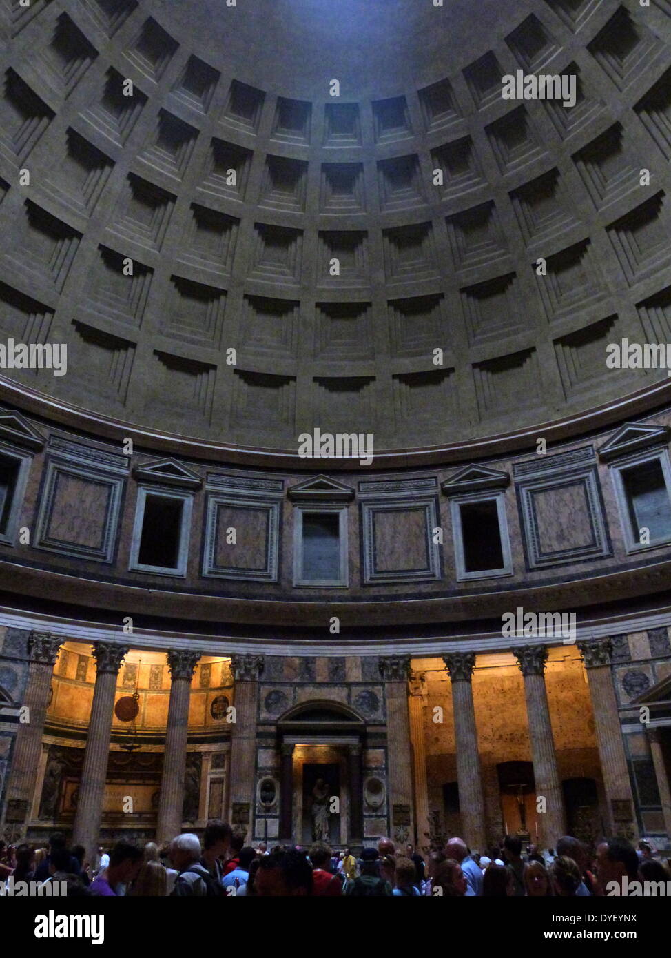 Dettaglio interno dal Pantheon a Roma. Ora una chiesa cattolica, ma era originariamente un tempio per gli antichi dèi di Roma. Commissionato da Marco Agrippa e ricostruita dall'Imperatore Adriano nel 126 d.c. Uno dei meglio conservati edifici romani. Foto Stock