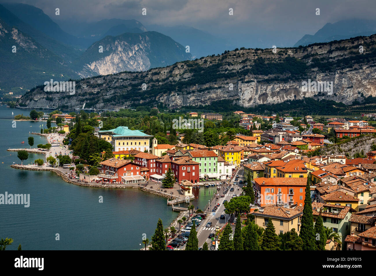 Una veduta aerea della città di Torbole sul lago di Garda, Italia Foto Stock