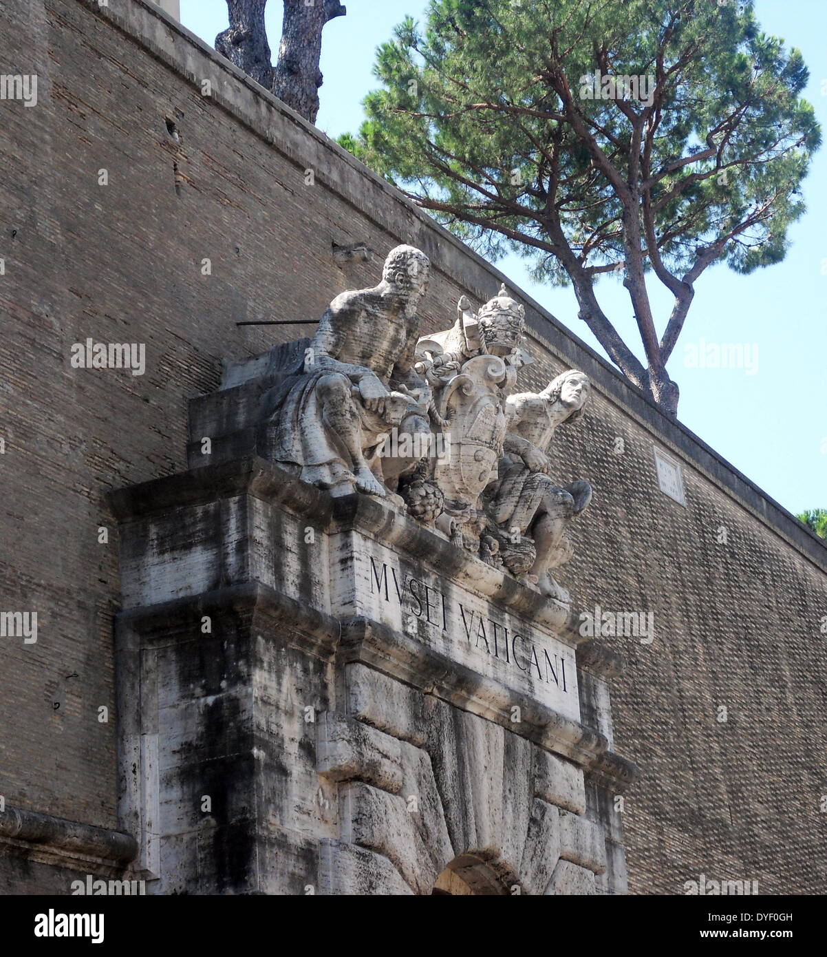 Dettaglio dai Musei Vaticani, una immensa collezione di classici, capolavori rinascimentali ecc. Fondata all'inizio del XVI secolo da papa Giulio II sono considerati alcuni dei più grandi musei del mondo. Questa immagine mostra una delle molte sculture. Foto Stock