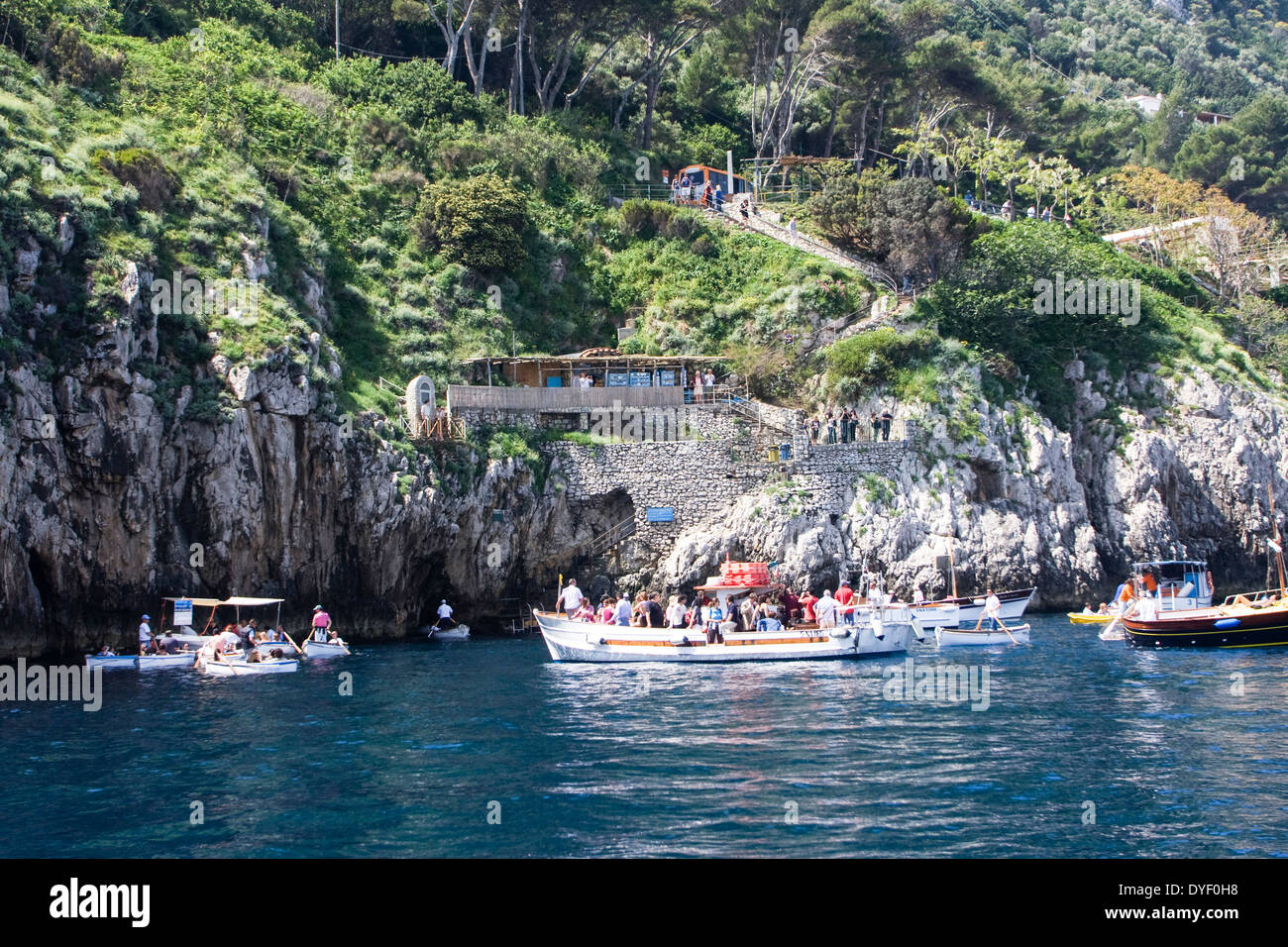 Capri, Italia, barche all'ingresso della grotta blu Foto Stock