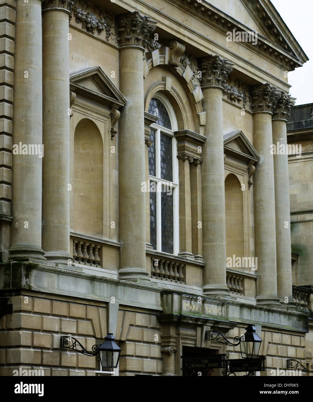 L'ingresso alla Abbazia di Bath, conosciuta anche come la chiesa abbaziale di San Pietro e di San Paolo. Uno dei maggiori esempi di gotico perpendicolare in architettura il West Country. Nella città Romana di Bath, nel Somerset, Inghilterra. Originariamente fondata nel VII secolo e ricostruito nel XII e il XVI secolo e importanti lavori di restauro è stato effettuato nel 1860 da Sir George Gilbert Scott. Foto Stock