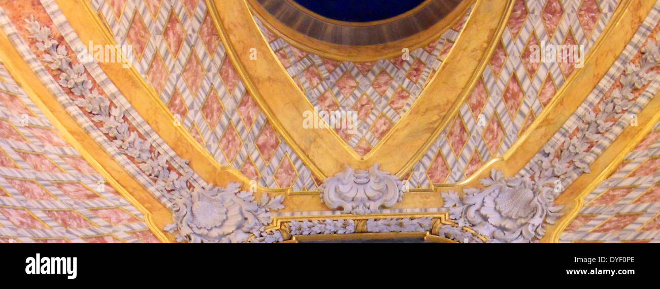Dettaglio dai Musei Vaticani, una immensa collezione di classici, capolavori rinascimentali ecc. Fondata all'inizio del XVI secolo da papa Giulio II sono considerati alcuni dei più grandi musei del mondo. Questa immagine mostra una parte del lavoro di progettazione sul bellissimo soffitto dipinto. Foto Stock