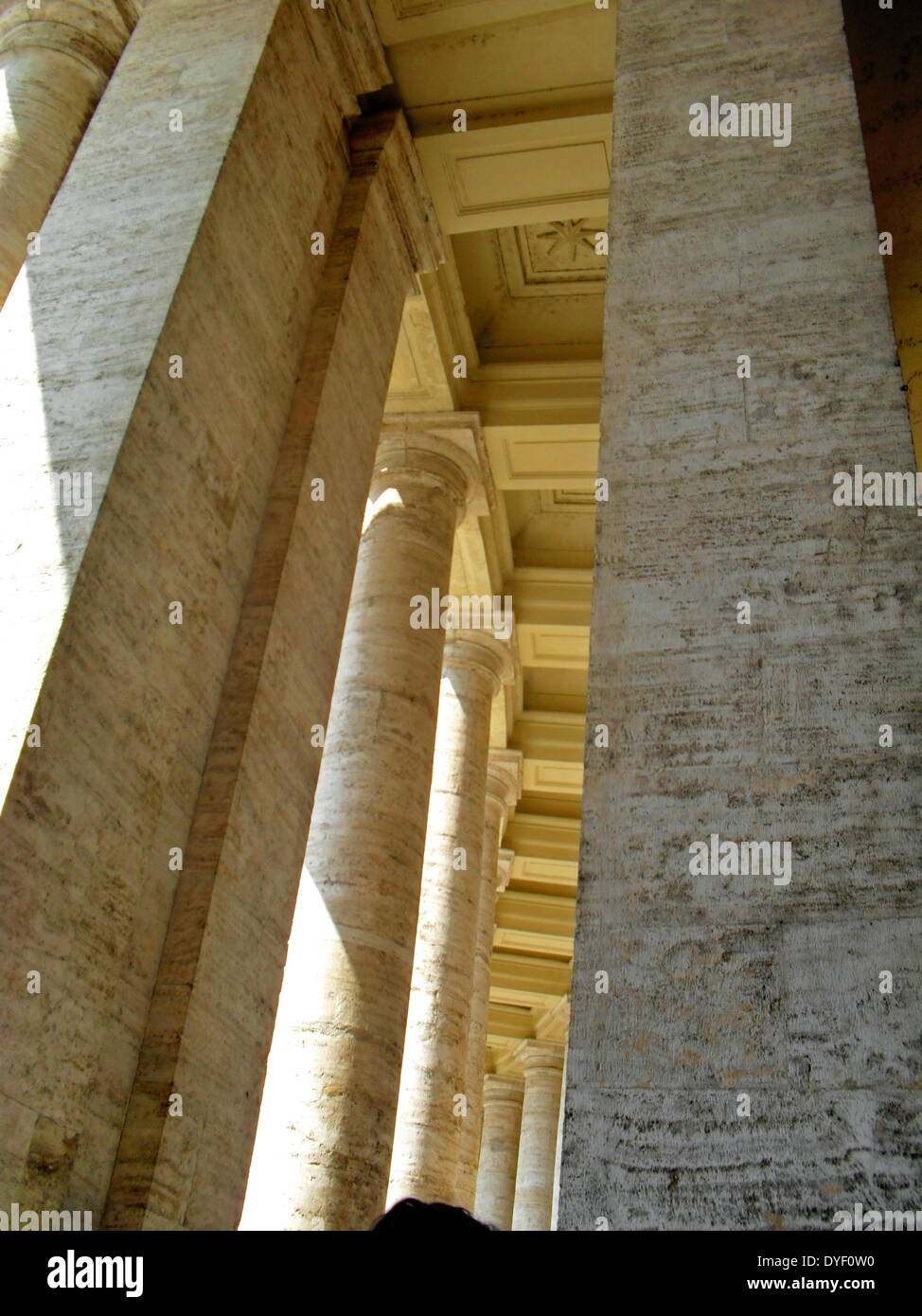 Dettaglio della colonna nella Basilica di San Pietro in Vaticano, Italia. La chiesa è la più celebre opera di architettura rinascimentale ed è stato progettato da Donato Bramante, Michelangelo, Carlo Maderno e Gian Lorenzo Bernini. Foto Stock