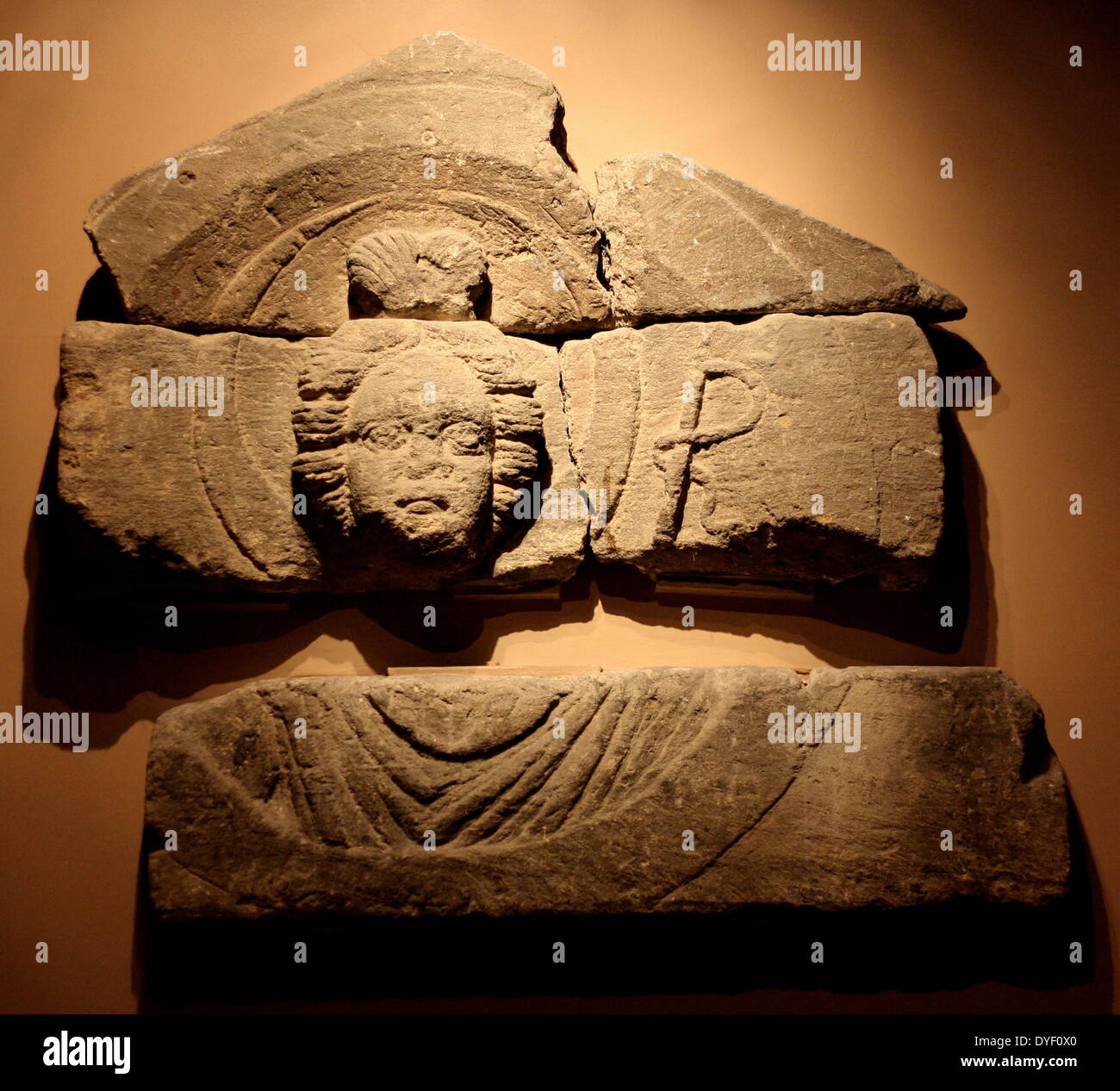 Sculture di Luna e Sol presi da frontoni che sono stati trovati nel cortile del tempio in Aquae Sulis, nella città Romana di Bath, Inghilterra. Essi sono la dea Luna e il dio del sole, rispettivamente, e avrebbe originariamente affacciate nel layout del cortile. Circa 1a-3rd secolo D.C. Foto Stock