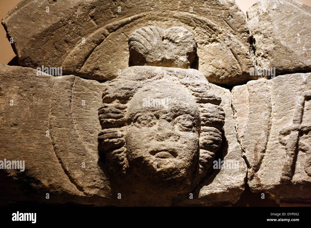 Sculture di Luna e Sol presi da frontoni che sono stati trovati nel cortile del tempio in Aquae Sulis, nella città Romana di Bath, Inghilterra. Essi sono la dea Luna e il dio del sole, rispettivamente, e avrebbe originariamente affacciate nel layout del cortile. Circa 1a-3rd secolo D.C. Foto Stock