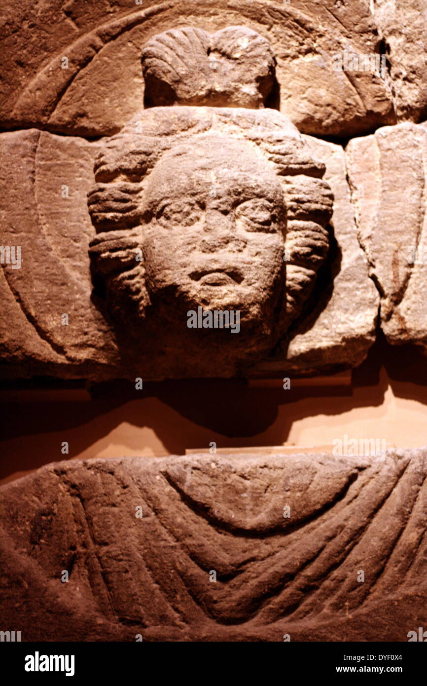 Sculture di Luna e Sol presi da frontoni che sono stati trovati nel cortile del tempio in Aquae Sulis, nella città Romana di Bath, Inghilterra. Essi sono la dea Luna e il dio del sole, rispettivamente, e avrebbe originariamente affacciate nel layout del cortile. Circa 1a-3rd secolo D.C. Foto Stock