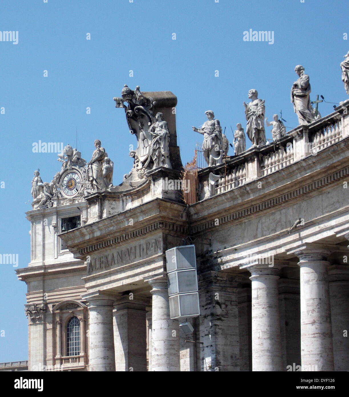 Dettaglio scultoreo dalla Basilica di San Pietro in Vaticano, Italia. La chiesa è la più celebre opera di architettura rinascimentale ed è stato progettato da Donato Bramante, Michelangelo, Carlo Maderno e Gian Lorenzo Bernini. Foto Stock