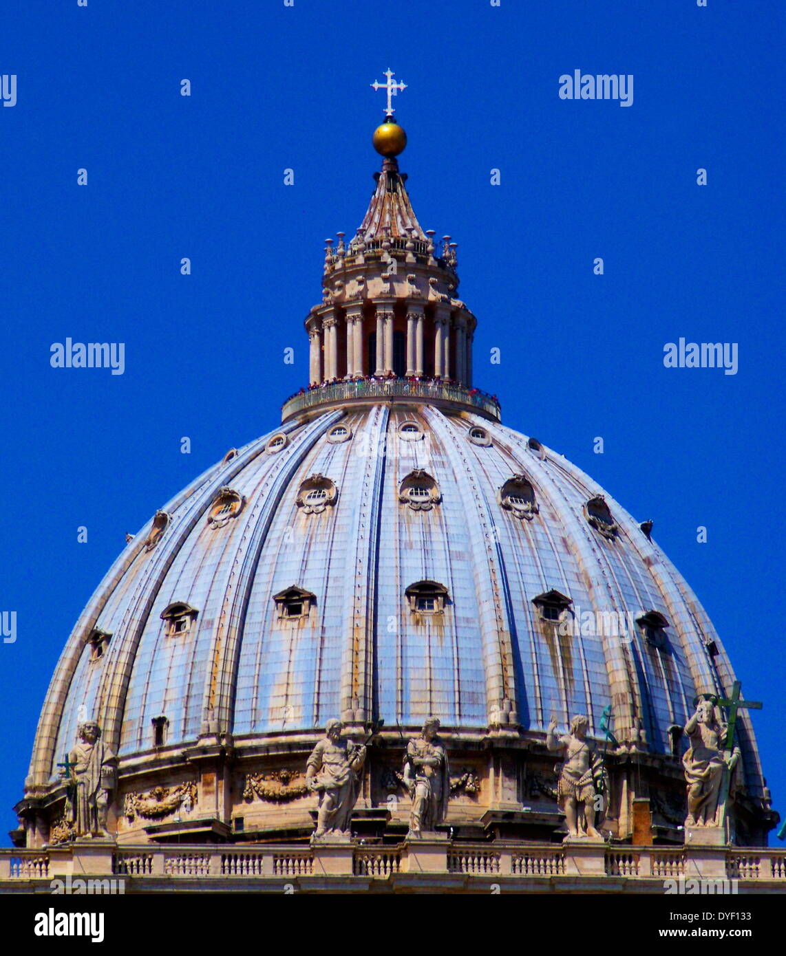 La cupola della Basilica di San Pietro in Vaticano, Italia. La chiesa è la più celebre opera di architettura rinascimentale ed è stato progettato da Donato Bramante, Michelangelo, Carlo Maderno e Gian Lorenzo Bernini. La basilica originaria è dal IV secolo d.c. ma il design attuale è stata completata nel 1626. Foto Stock