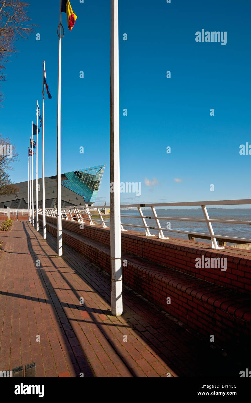The Deep Aquarium from Victoria Pier in Spring Kingston upon Hull East Yorkshire England UK GB Gran Bretagna Foto Stock