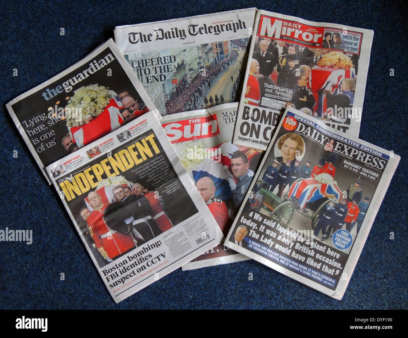 Selezione della pagina anteriore storie dai giornali britannici, segnando la morte della signora Margaret Thatcher, primo ministro britannico 1979-1990. Aprile 2013 Foto Stock