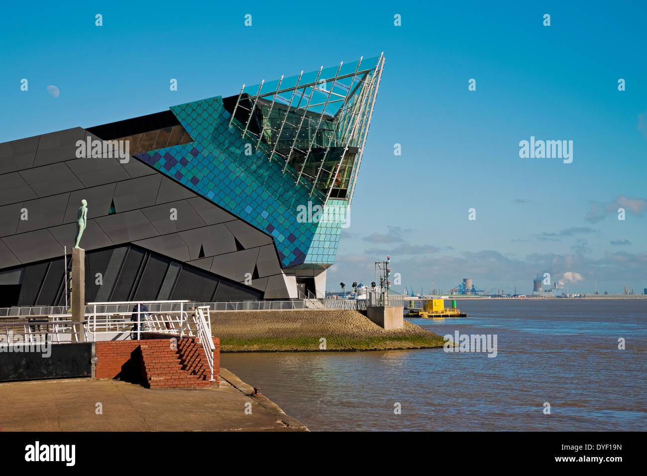 Statua del viaggio sul Victoria Pier e il Deep Aquarium, Kingston upon Hull East Yorkshire Inghilterra Regno Unito Gran Bretagna Foto Stock