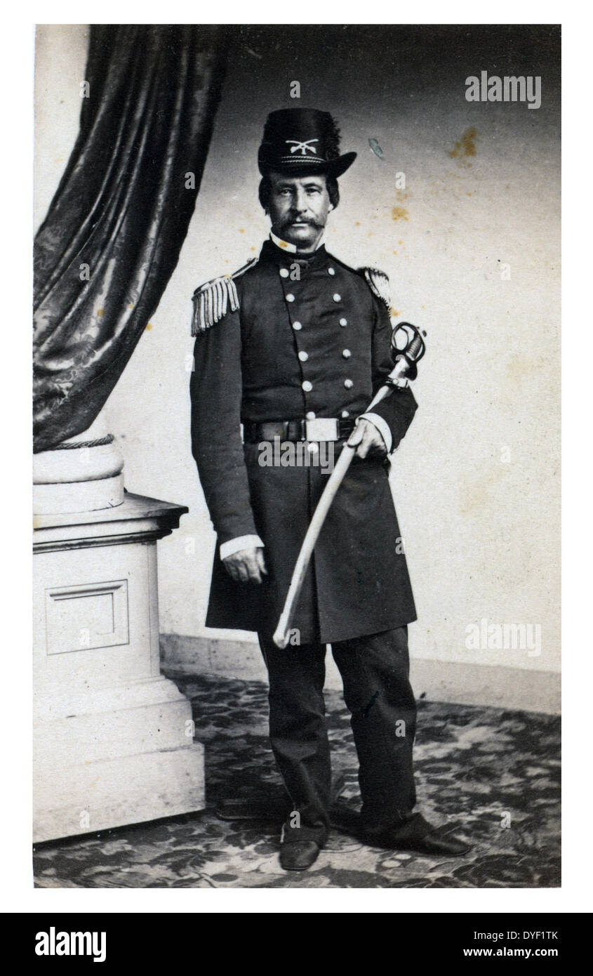 Officer David Hunter, ritratto a figura intera in pieno abiti militari, in piedi, la spada, rivolto verso la parte anteriore del 1861. Scritto sul tergo: 9 maggio 1862 "tre stati della Georgia, Florida e Carolina del Sud avere deliberatamente si sono dichiarati non più sotto la protezione del Governo degli Stati Uniti e di aver preso le armi contro di essa - si è quindi diventata necessaria per dichiarare la legge marziale in questi tre stati. La Schiavitù è incompatibile con la legge marziale in un paese libero, gli schiavi in Georgia, Florida e Carolina del Sud sono di conseguenza [cioè di conseguenza] ha dichiarato per sempre free" Hunter. Foto Stock