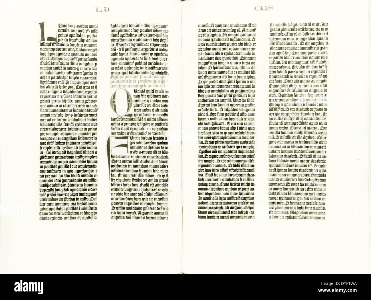 La Bibbia di Gutenberg ha aperto all'inizio del Vangelo di Luca pubblicato 1454 o 1455 Foto Stock