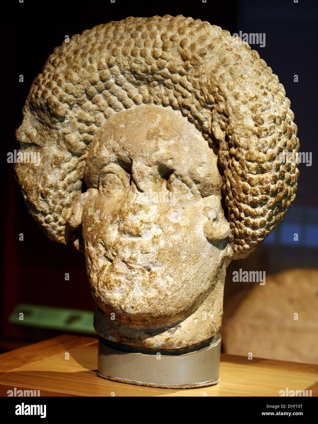 Testa scolpita di una signora. Molto probabilmente la tomba decorazione per una donna di ricchezza. L'acconciatura date in esso come a seguito del I secolo d.c. Roman. Foto Stock Testa scolpita di una signora. Molto probabilmente la tomba decorazione per una donna di ricchezza. L'acconciatura date in esso come a seguito del I secolo d.c. Roman. Foto Stock