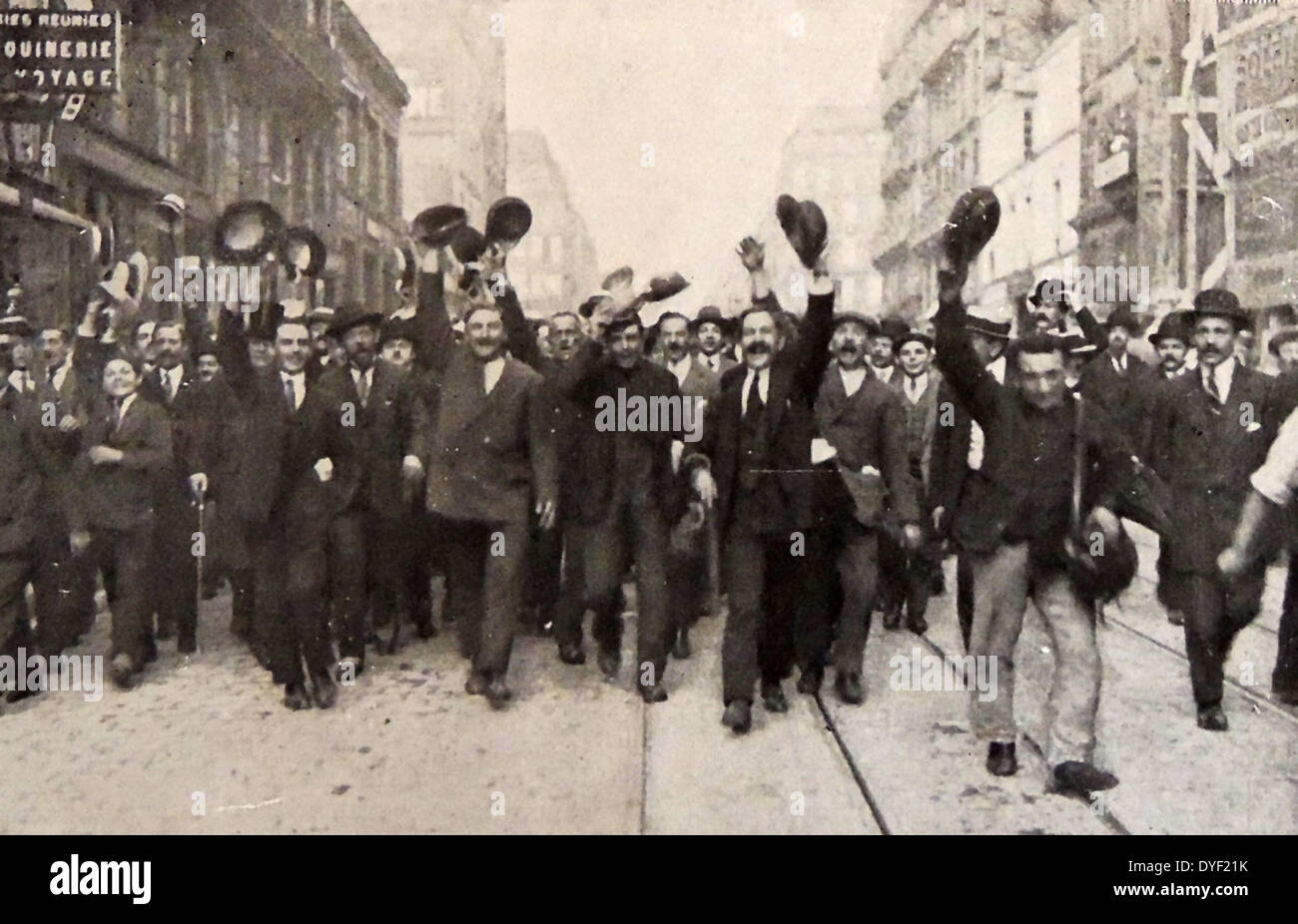Visita di Stato in Russia dal presidente Poincare della Francia. folle allegria Presidente Poincare come egli arriva di nuovo a Parigi 1914. Foto Stock