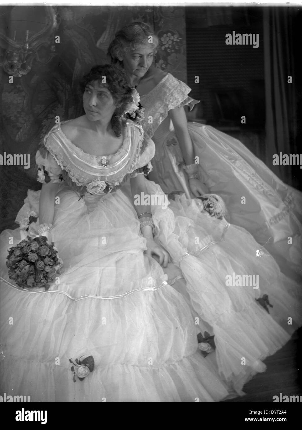 Gerson sorelle in costumi per la sfera di crinolina tenutasi a New York dal fotografo Gertrude Käsebier, 1852-1934. Datata 1906 Foto Stock