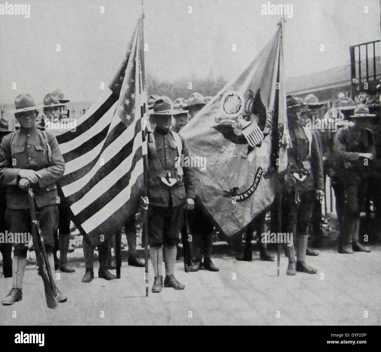 I soldati americani in formazione presso un campeggio in Francia durante la prima guerra mondiale 1917 Foto Stock