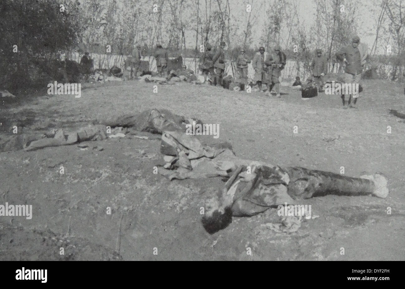 L esercito francese in Italia, passando per i corpi dei morti i soldati italiani impegnati nella prima guerra mondiale, 1917 Foto Stock