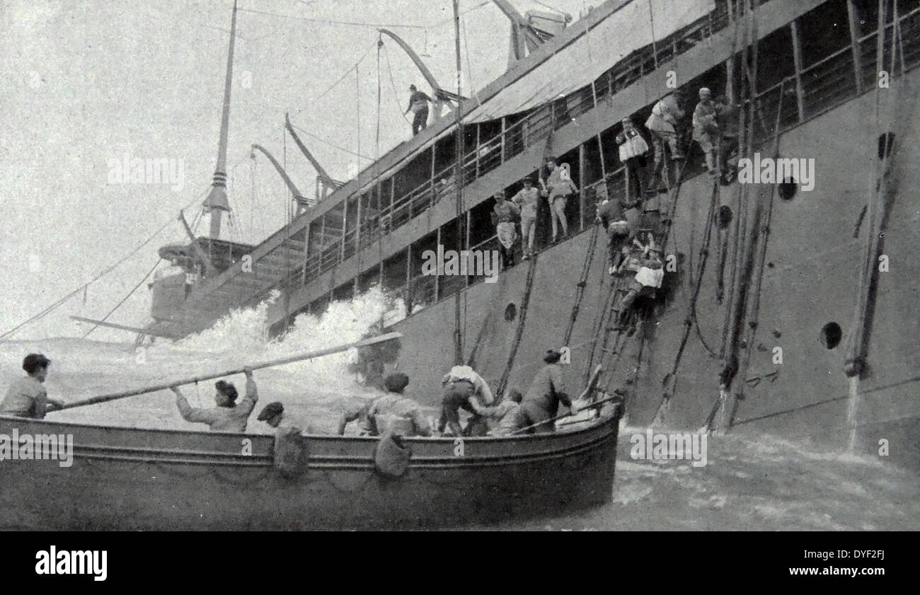 La camicia francese Sontay naufragio nel Mediterraneo dopo essere stato silurato da un sommergibile tedesco durante la Prima Guerra Mondiale, con i passeggeri ed equipaggio di sfuggire verso le imbarcazioni di salvataggio. 16 Aprile 1917 Foto Stock