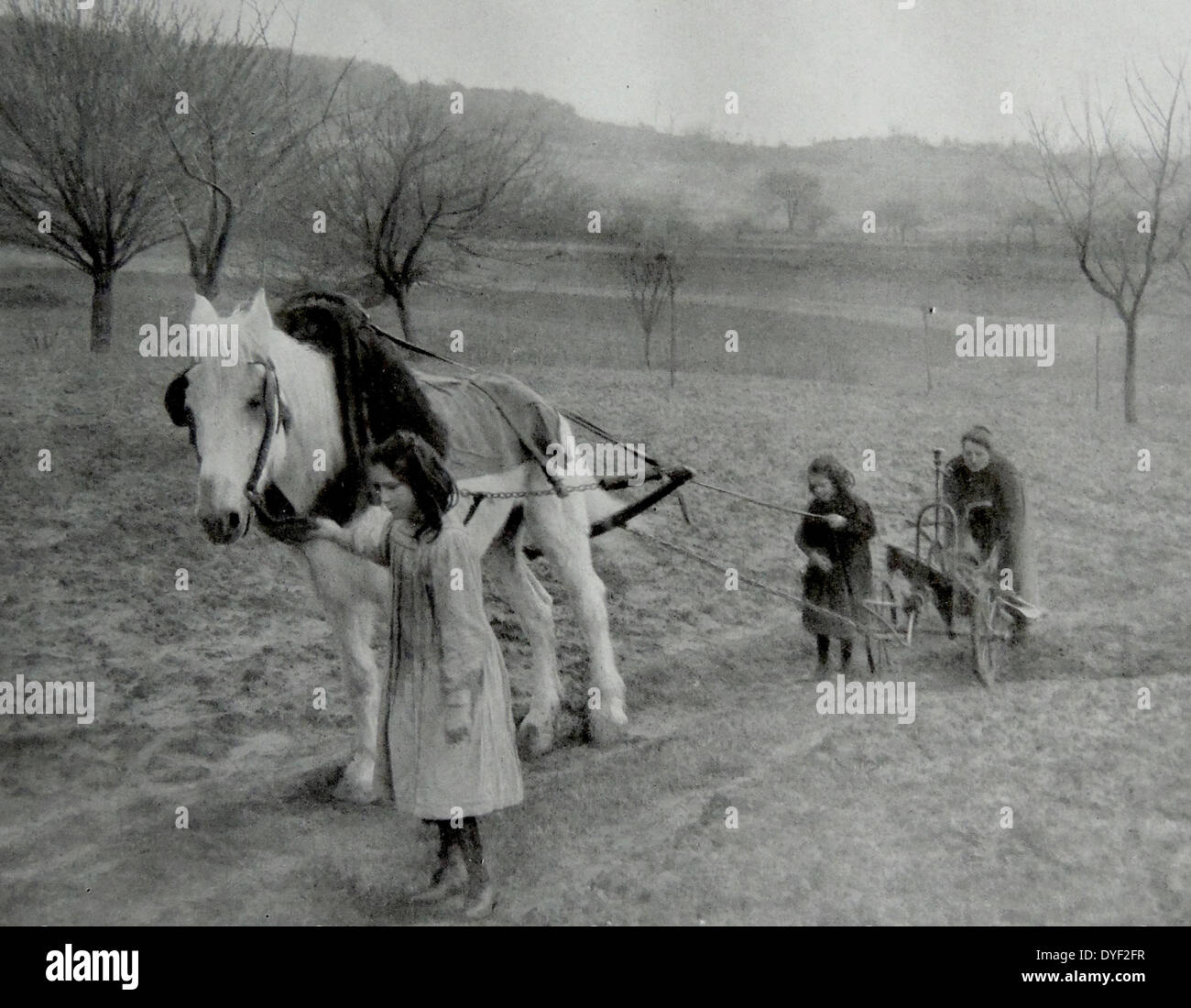 Contadini francesi donna e ragazze lavorare su terreni agricoli mentre il loro marito o il padre sta combattendo al frontca durante la Prima guerra mondiale. 1915 Foto Stock