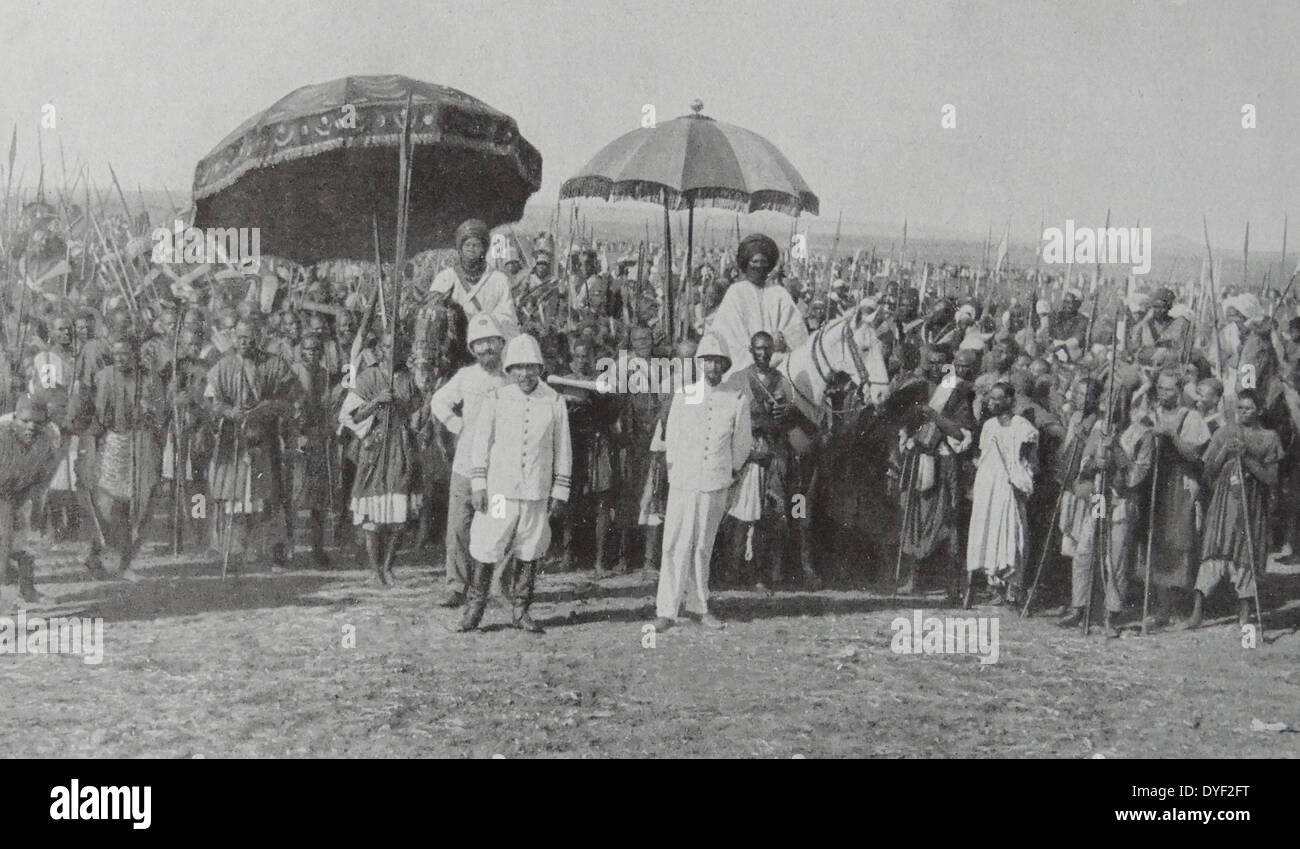 Francese possedimenti coloniali in Africa durante la Prima guerra mondiale, incluso il Camerun. Qui capi locali di soddisfare con coloniale francese funzionari. 1915 Foto Stock