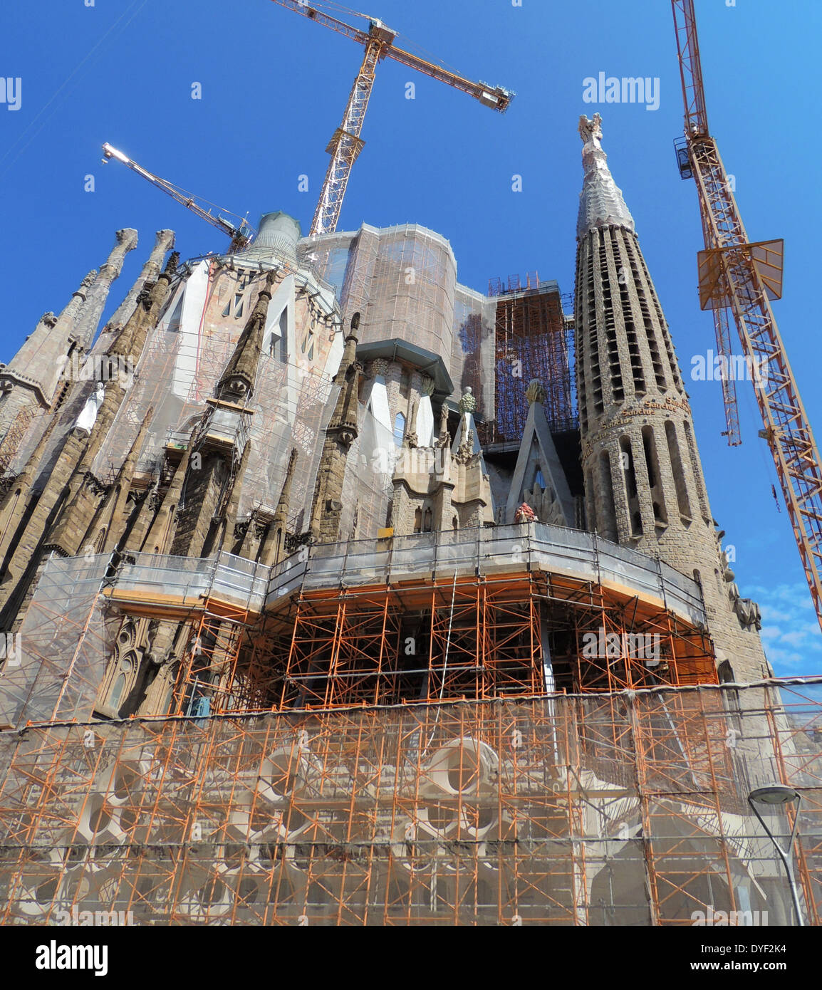 La Basílica i Temple de la Sagrada Família, la chiesa cattolica romana a Barcellona, Spagna. Progettato dall architetto catalano Antoni Gaudí (1852-1926). Anche se incomplete, la chiesa è un sito Patrimonio Mondiale dell'UNESCO Foto Stock
