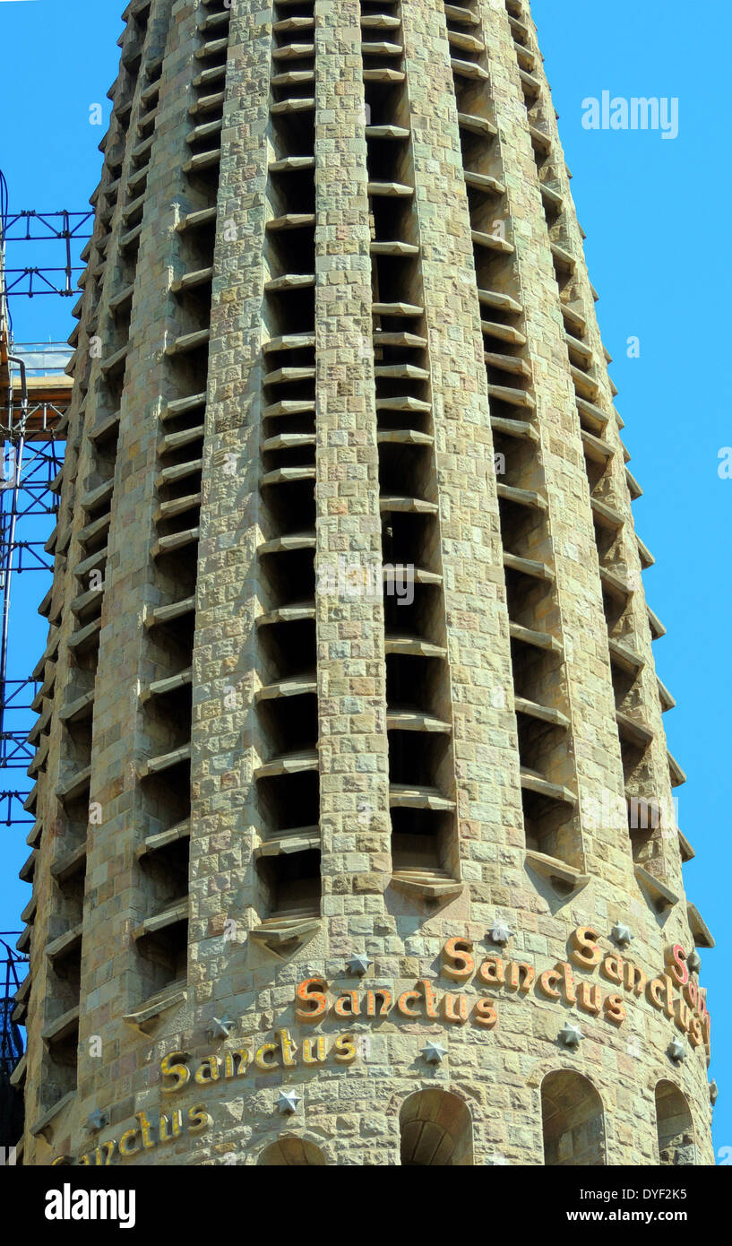 La Basílica i Temple de la Sagrada Família, la chiesa cattolica romana a Barcellona, Spagna. Progettato dall architetto catalano Antoni Gaudí (1852-1926). Anche se incomplete, la chiesa è un sito Patrimonio Mondiale dell'UNESCO Foto Stock