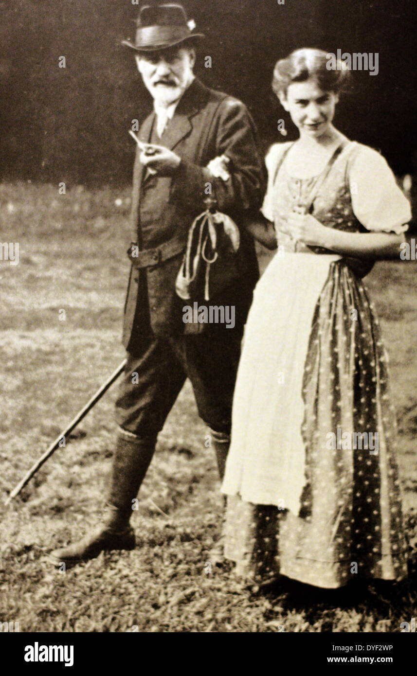 Fotografia di Sigmund e Anna Freud, padre e figlia. Sigmund (Maggio 1856-settembre 1939) era un neurologo austriaco noto come il padre fondatore della psicoanalisi. Anna (dicembre 1895-ottobre 1982) è considerato il fondatore della psicoanalitica psicologia del bambino. Foto Stock