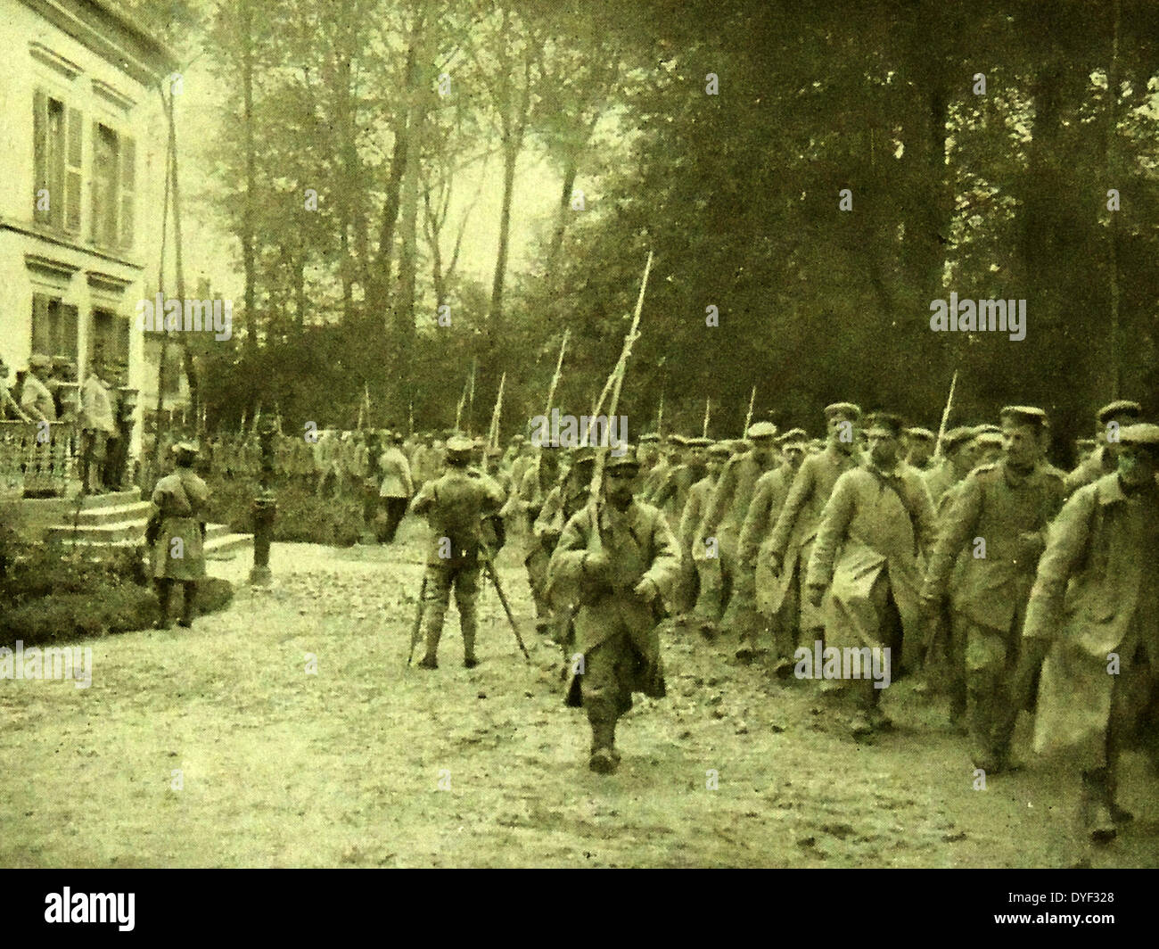 Prigionieri di guerra tedeschi in seguito alla seconda battaglia di Artois (Deuxième bataille de l'Artois o Lorettoschlacht) dal 9 maggio - 18 giugno 1915, sul fronte occidentale durante la Prima Guerra Mondiale Foto Stock