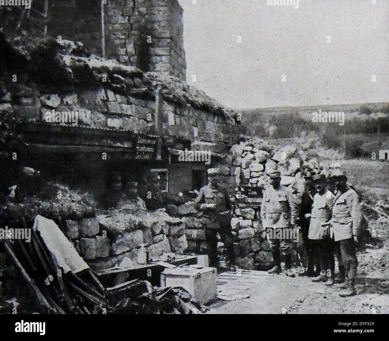 Ufficiali francesi danno sondaggio nel villaggio di Clarency, dopo la Seconda battaglia di Artois (Deuxième bataille de l'Artois o Lorettoschlacht) dal 9 maggio - 18 giugno 1915, sul fronte occidentale durante la Prima Guerra Mondiale Foto Stock