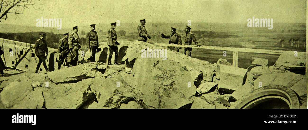 Ufficiali russi escort The Tsar Nicholas II in un tour delle posizioni russe a Przeml Maggio 1915. Lo Zar è accompagnato dal capo di stato maggiore, il granduca Nicholas. Pasqua fronte durante la Prima guerra mondiale, 1915 Foto Stock