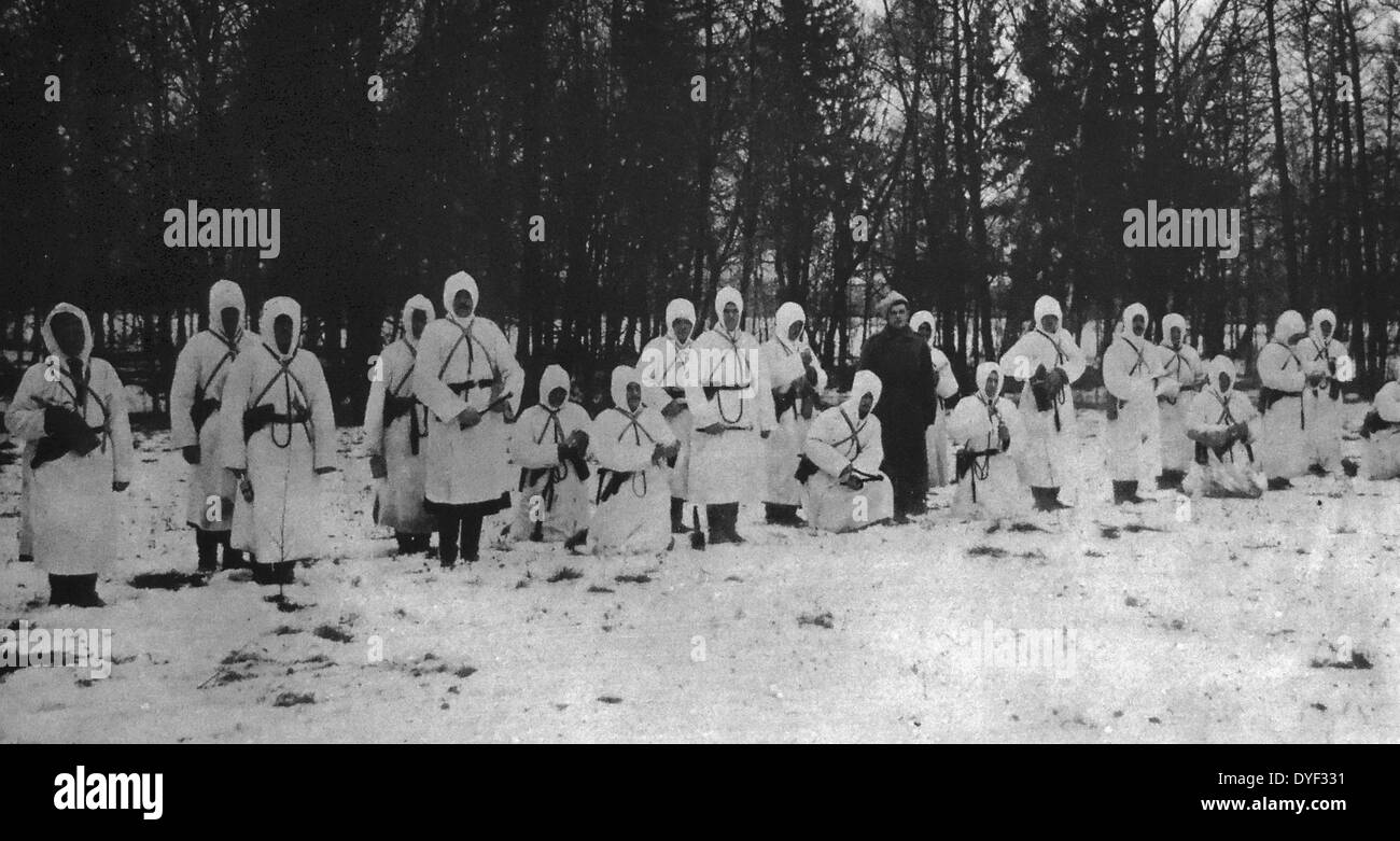 La prima guerra mondiale le truppe russe avanzano attraverso un paesaggi innevati in Galizia nel sud-est della Polonia. La battaglia della Galizia è stata una grande battaglia tra la Russia e l'Austria-Ungheria durante le prime fasi della Prima Guerra Mondiale nel 1914. Nel corso della battaglia, l'impero austro-ungarico gli eserciti sono stati duramente sconfitti e forzato fuori della Galizia, mentre i russi catturati Lemberg e, per circa nove mesi, governato Galizia orientale. Foto Stock