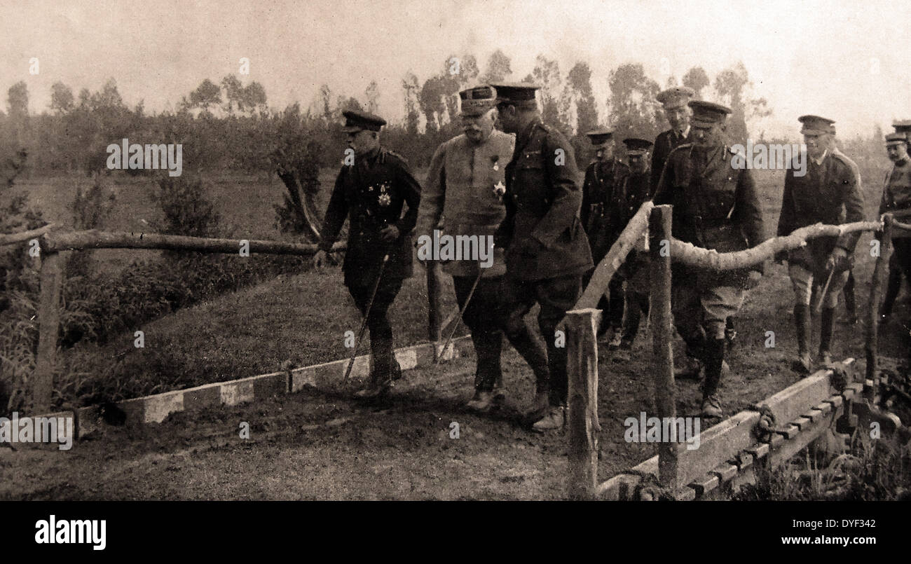 Marshall Joffre e British Maresciallo di Campo Sir Henry Hughes Wilson, con il loro personale ufficiali, esaminare il terreno in prima linea nel nord della Francia 1915. Il maresciallo di campo Sir Henry Hughes Wilson (5 maggio 1864 - 22 giugno 1922) è stato uno dei più alti dell'Esercito britannico ufficiali del personale della I Guerra Mondiale e servito come direttore delle operazioni militari presso l ufficio di guerra e come Sub capo del personale per il BFR. Foto Stock