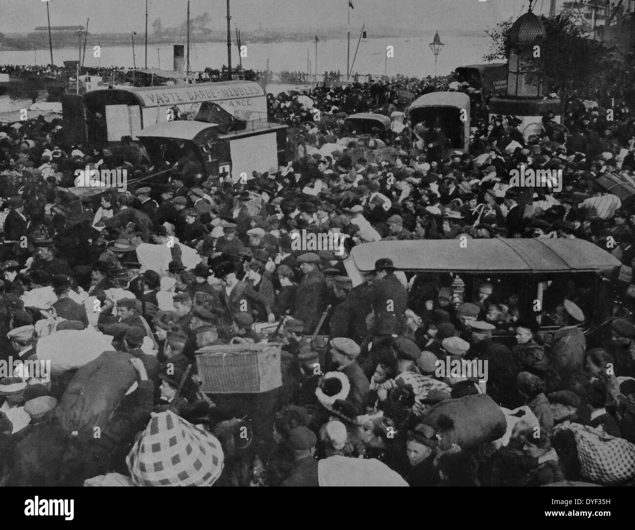 Evacuazione dei civili in Belgio tramite le porte per destinazioni in Olanda. Autunno 1914 Foto Stock