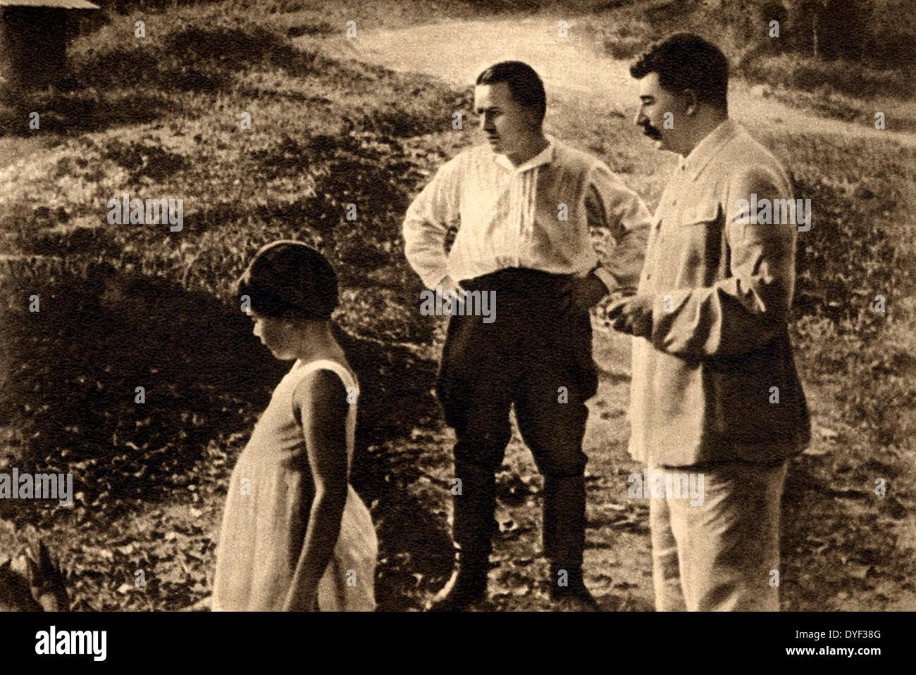Stalin, Svetlana e Kirov nella campagna 1934. Una fotografia di Joseph Stalin, sua figlia Svetlana e Sergei Mironovich Kostrikov, un ruolo di leader in Unione Sovietica. Sconosciuto Foto Stock