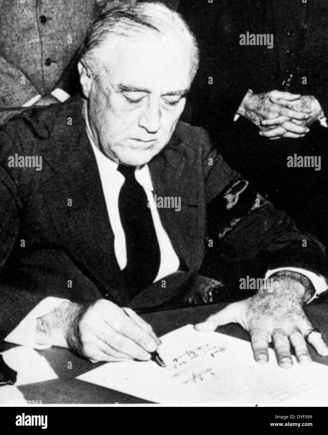 Fotografia del presidente Roosevelt 1941. Il presidente Roosevelt è visto firma la dichiarazione di guerra al Giappone. Preso 24 ore dopo l'attacco giapponese sulla base militare degli Stati Uniti a Pearl Harbor, Hawaii, segnando il noi unire nella II Guerra Mondiale. Foto Stock