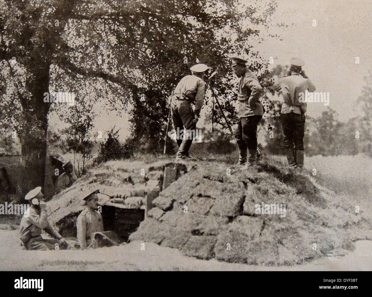 Un operatore sul campo dell'esercito russo utilizza un telefono a un post di comunicazioni sul fronte russo durante la prima guerra mondiale 1918 Foto Stock